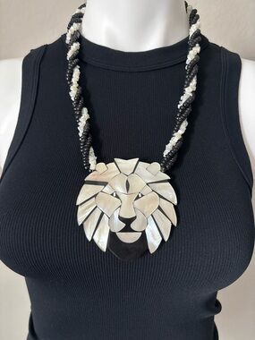 Vintage Lee Sands Style (unsigned) Mother of Pearl Black White Beaded Necklace